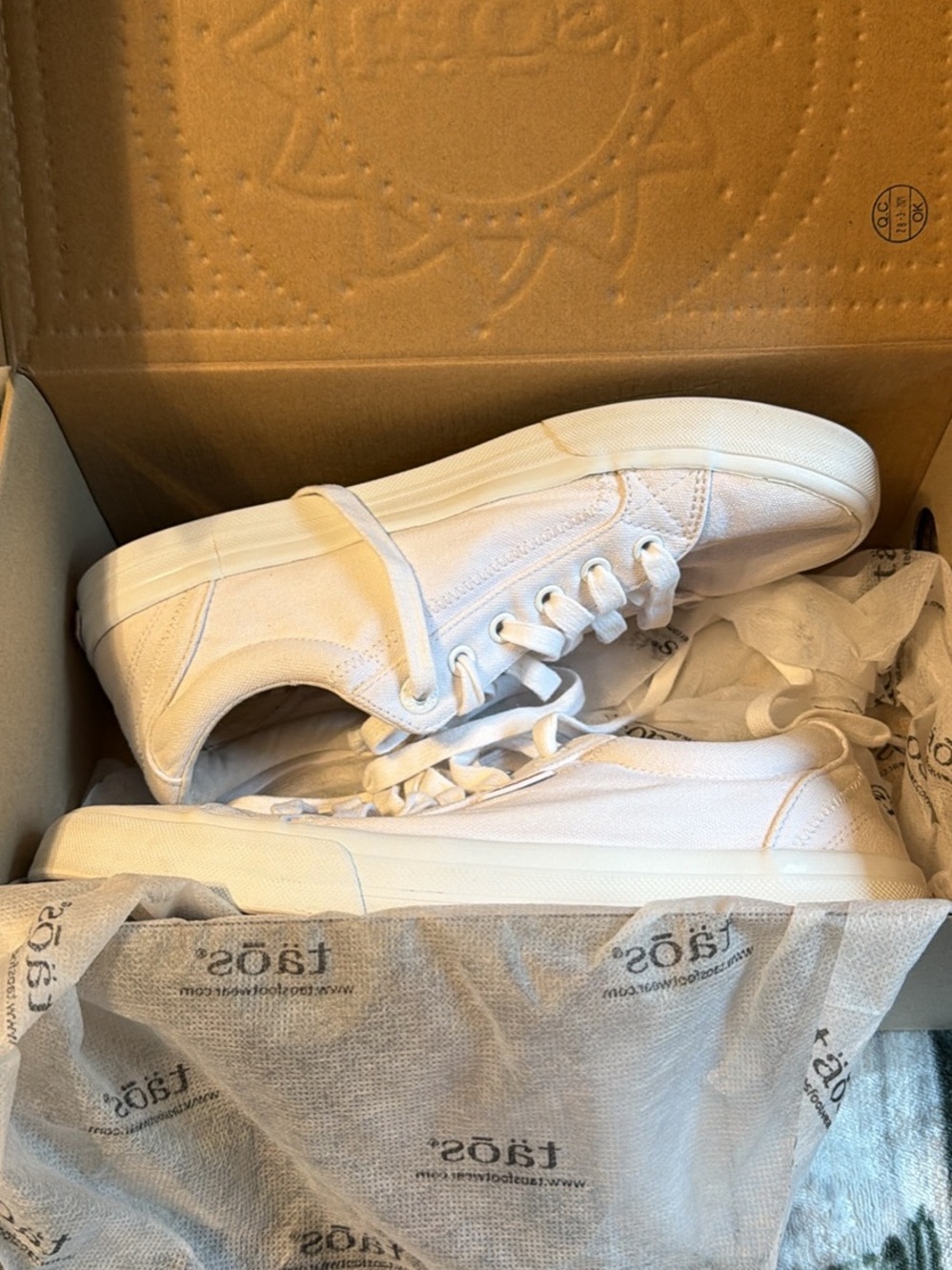 Taos Footwear White Low-Top Canvas Sneakers